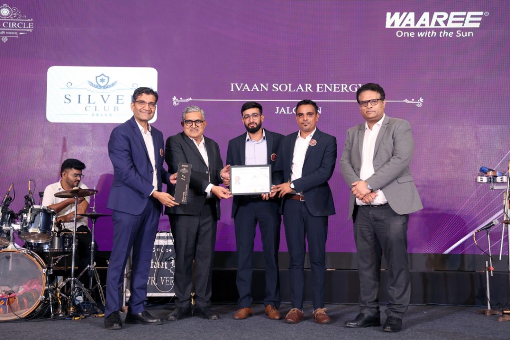 Ivaan Solar Energy team receiving Waaree Silver Club award in Jalgaon