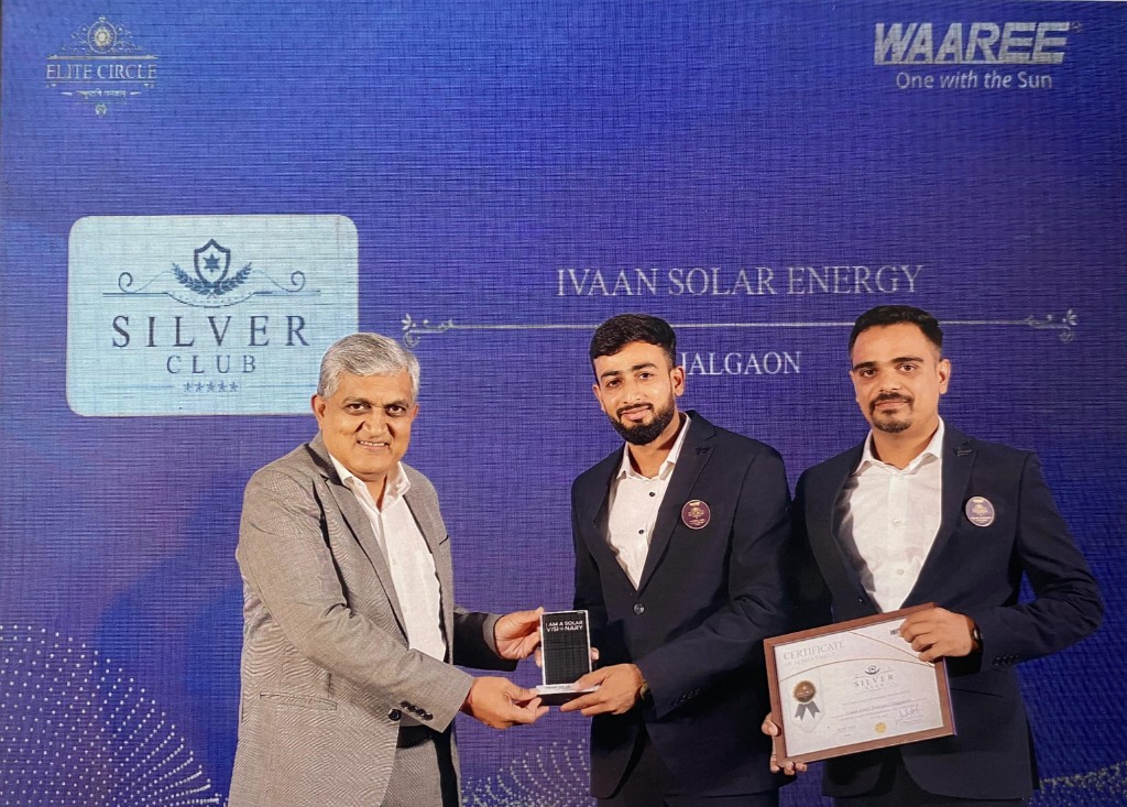 Ivaan Solar Energy team receiving Waaree Silver Club award